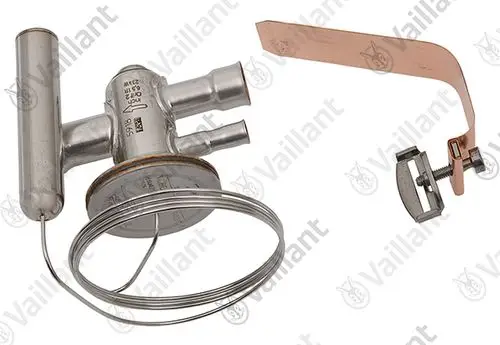 Vaillant Expansionsventil aus Metall mit drei Anschlüssen und einer Feder, begleitet von einer Kupferplatte und einer Halterung zur Montage.